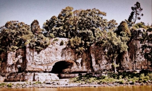 Cave-in-Rock on the lower Ohio was once a notorious pirate stronghold.
