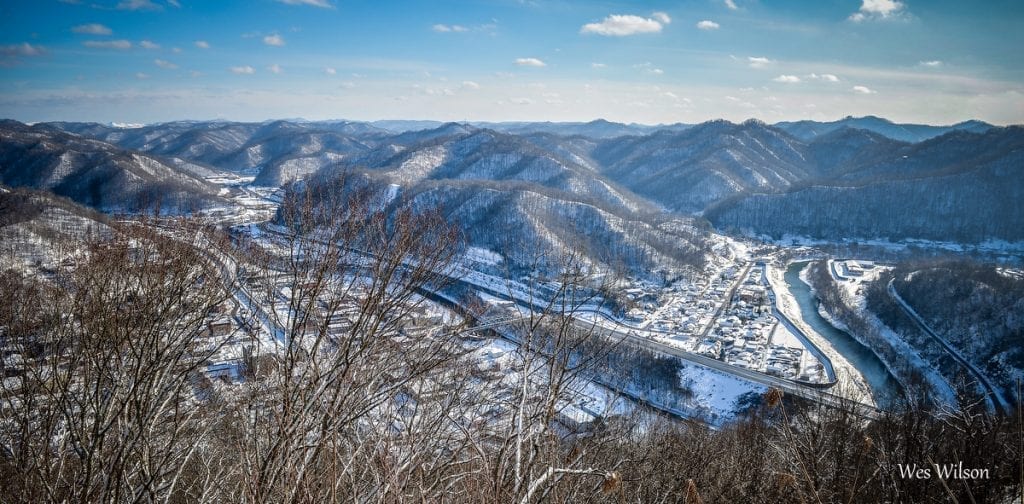 Anche se si trova in una delle regioni di pianura più calde della Virginia Occidentale, la Tug Fork Valley gode della sua quota di neve. Foto per gentile concessione di Wes Wilson.'s warmer lowland region's the Tug Fork Valley enjoys its share of snow. Photo courtesy Wes Wilson.