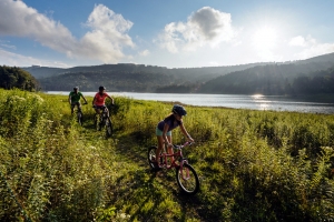 Bikers ride along Shavers Lake. Photo courtesy Snowshoe Mountain Resort.