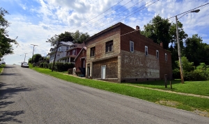 The Traveler's Inn Hotel stood next door to the Hotel Thelma in Bluefield, West Virginia.