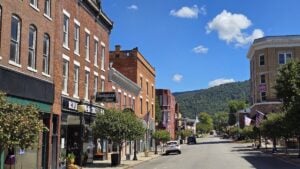 Downtown Hinton anchors the southern end of the proposed New River Gorge Artisan Corridor. The historic river and railroad community is already experiencing commercial investment and growth in tourism, arts and locally oriented businesses, and is envisioned in the corridor plan as a gateway and marketplace.
