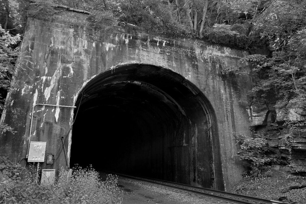 What haunts the abandoned towns of the New River Gorge in West Virginia?